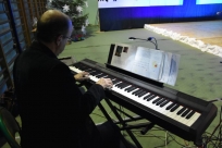 Jean - Claude Hauptmann gra na keyboardzi